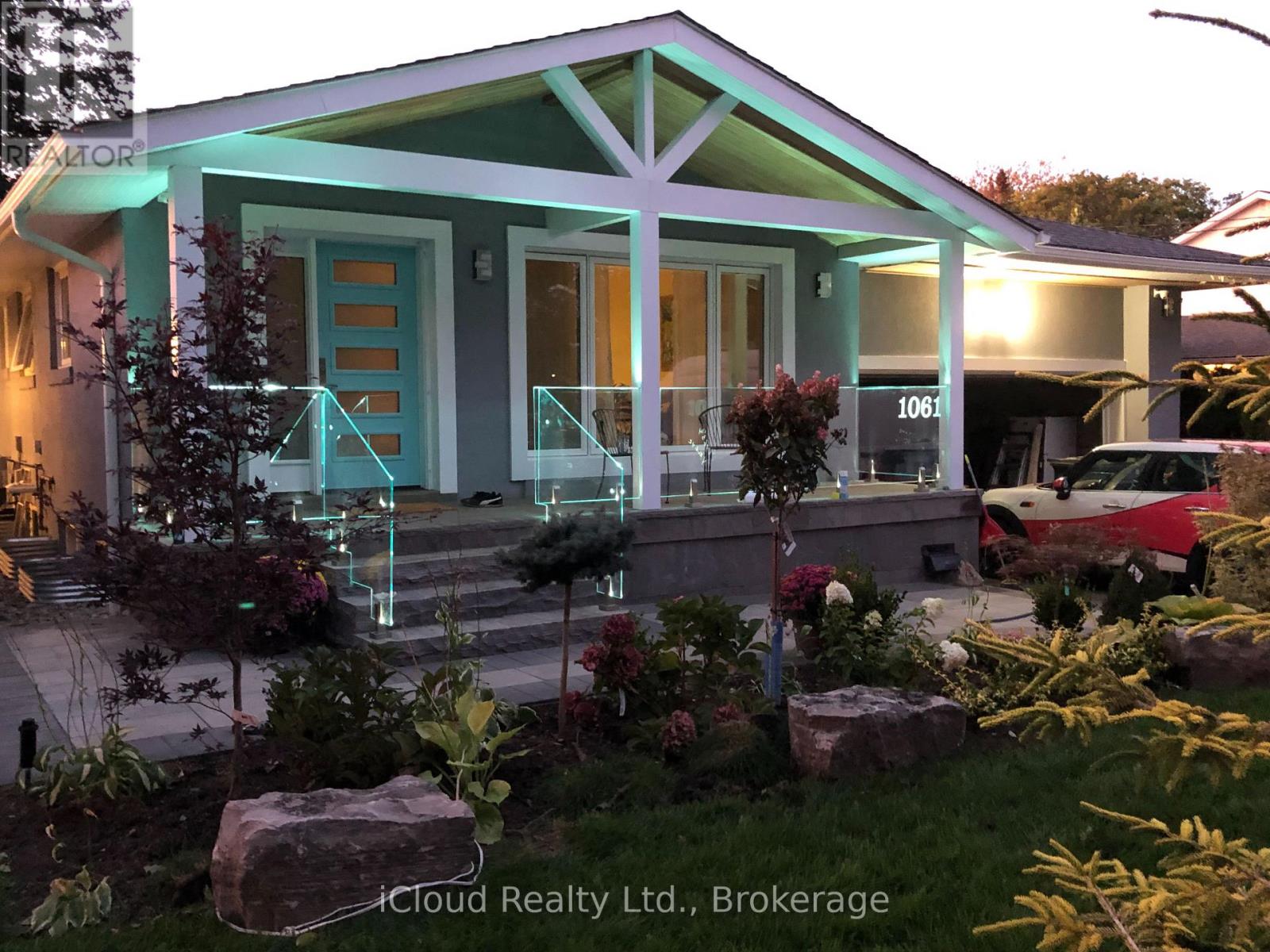 1061 Johnathan Drive, Mississauga, Ontario  L4Y 1J9 - Photo 2 - W12744942