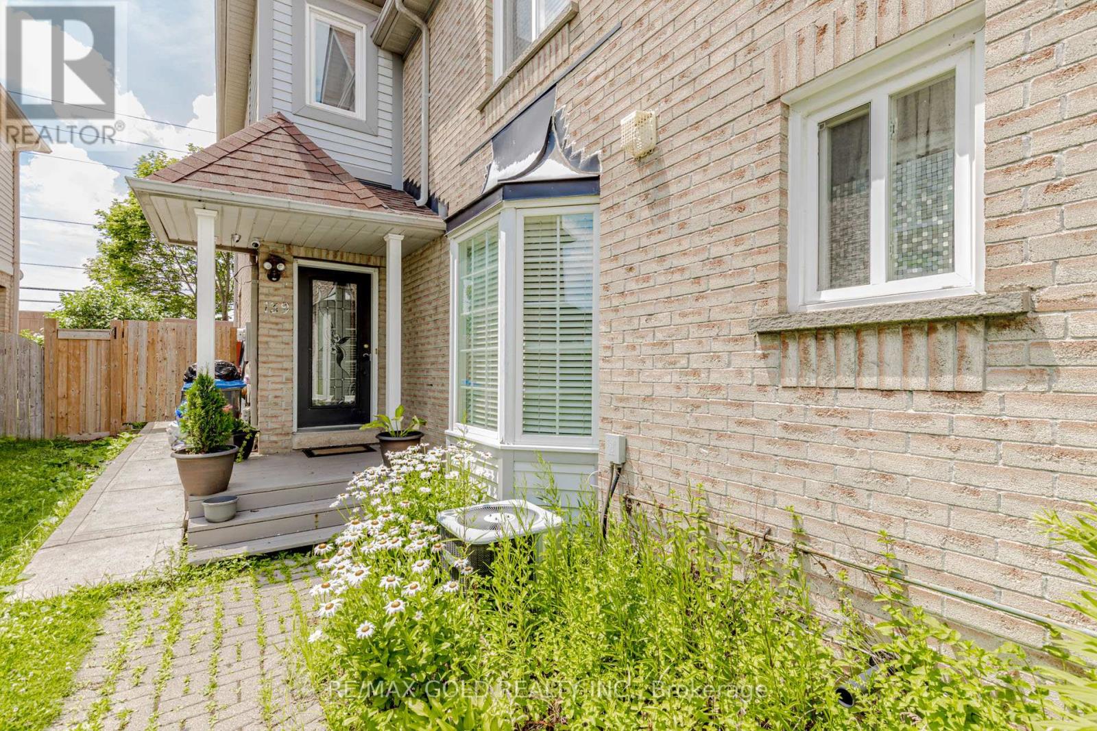 139 Chipmunk Crescent, Brampton, Ontario  L6R 1B7 - Photo 3 - W12744930