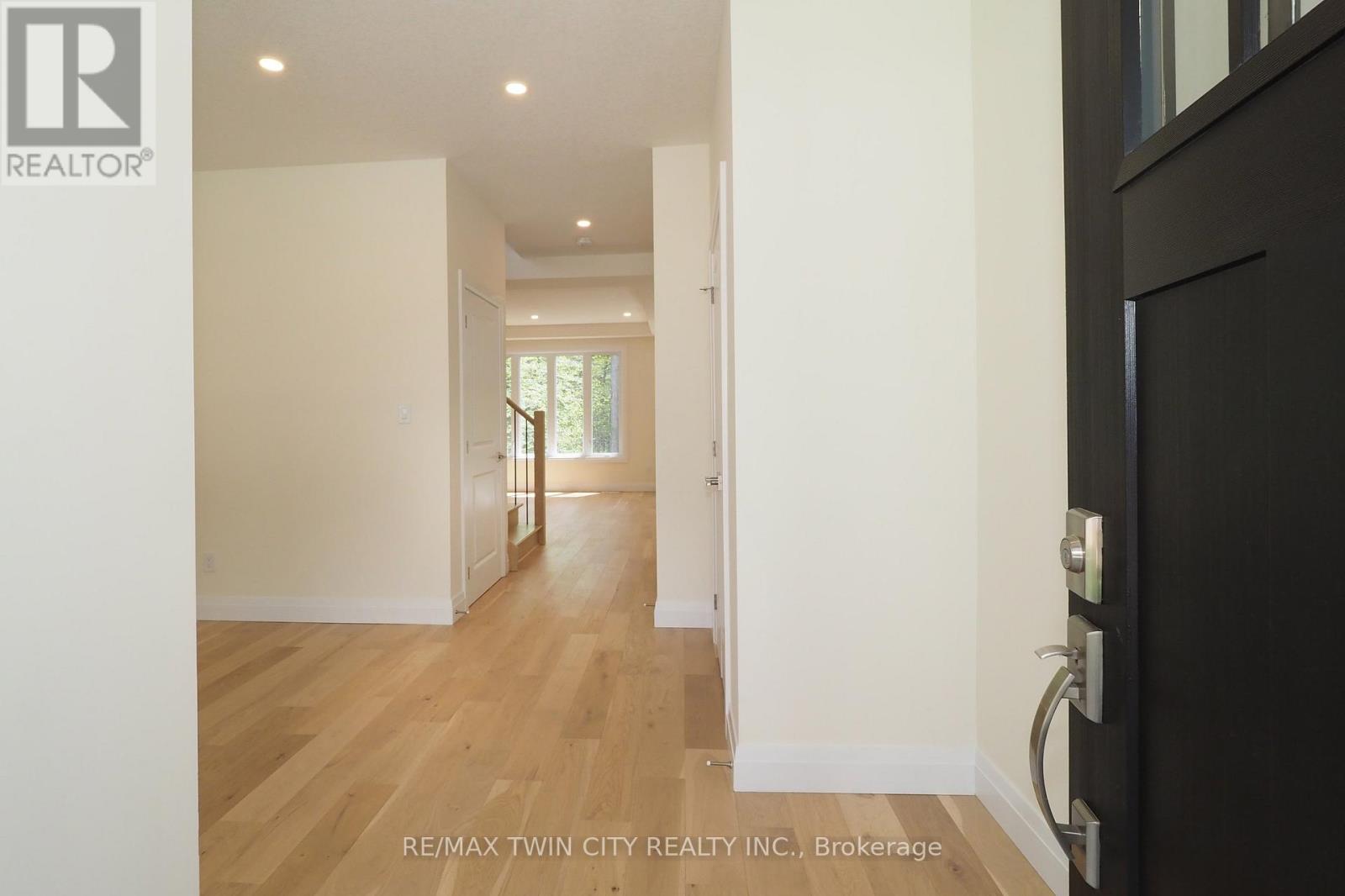 220 Jeffrey Place, Kitchener, Ontario  N2C 2T7 - Photo 4 - X12745052