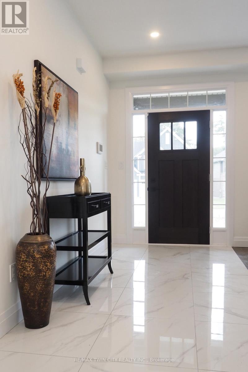 217 Jeffrey Place, Kitchener, Ontario  N2C 2T7 - Photo 2 - X12745054