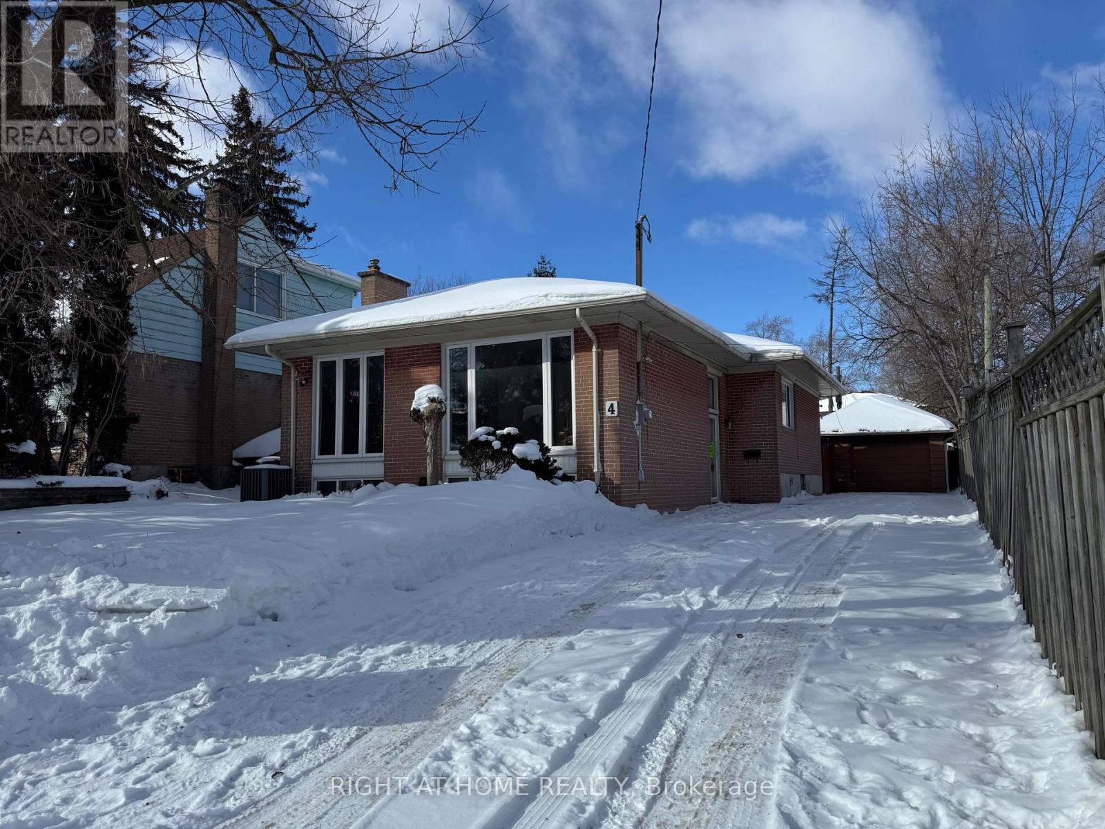 4 HALLOW CRESCENT, Toronto, Ontario