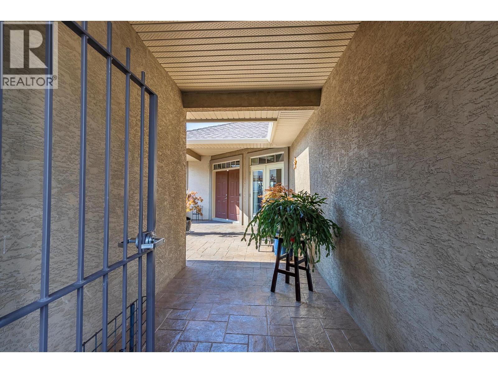 1033 Longacre Place, Vernon, British Columbia  V1H 1H7 - Photo 6 - 10374269