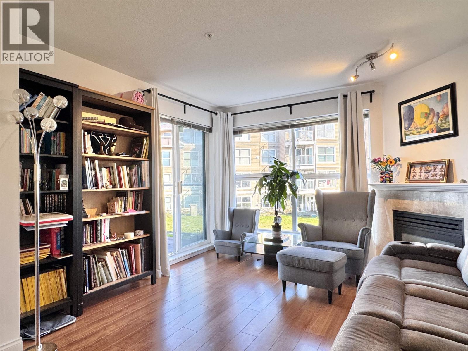 Listing Picture 3 of 37 : 236 5880 DOVER CRESCENT, Richmond / 烈治文 - 魯藝地產 Yvonne Lu Group - MLS Medallion Club Member