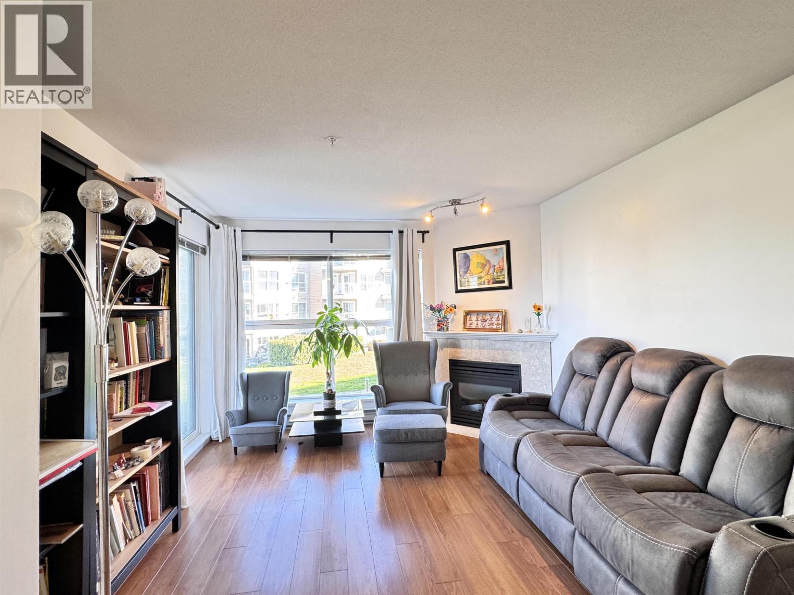 Listing Picture 4 of 37 : 236 5880 DOVER CRESCENT, Richmond / 烈治文 - 魯藝地產 Yvonne Lu Group - MLS Medallion Club Member