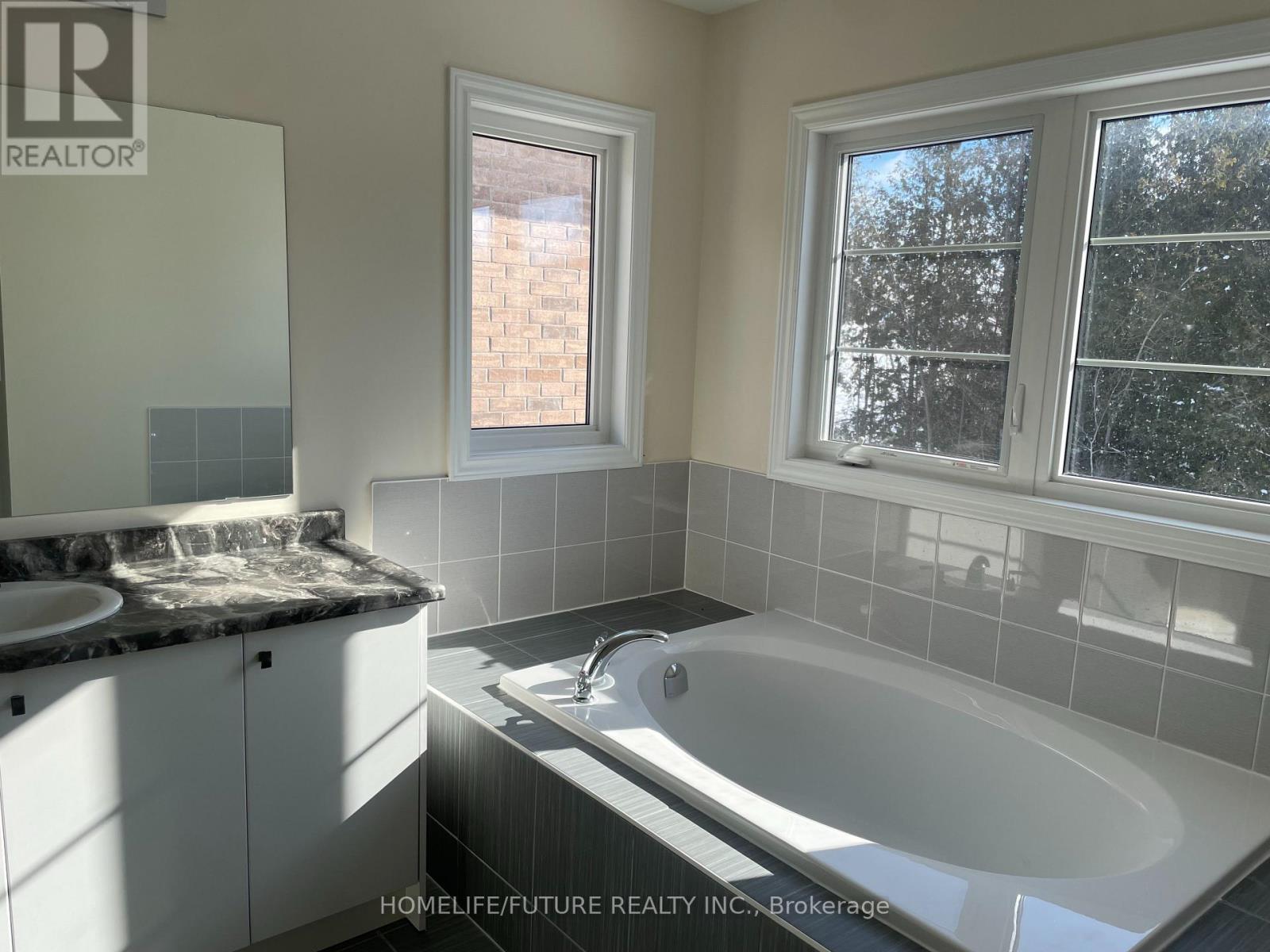 127 Hawkins Street, Georgina, Ontario  L0E 1R0 - Photo 9 - N12703912