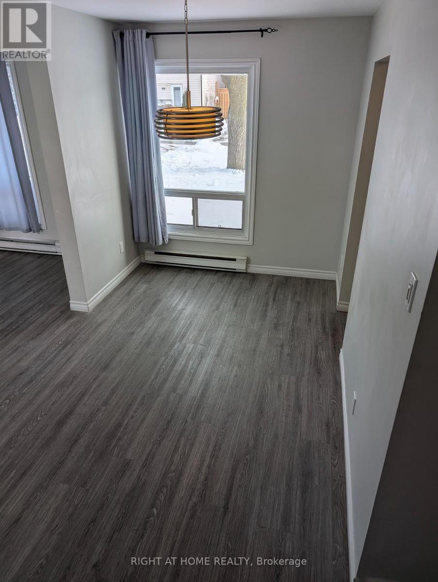 12 Hoskins Square, Brampton, Ontario  L6S 2N6 - Photo 4 - W12700862