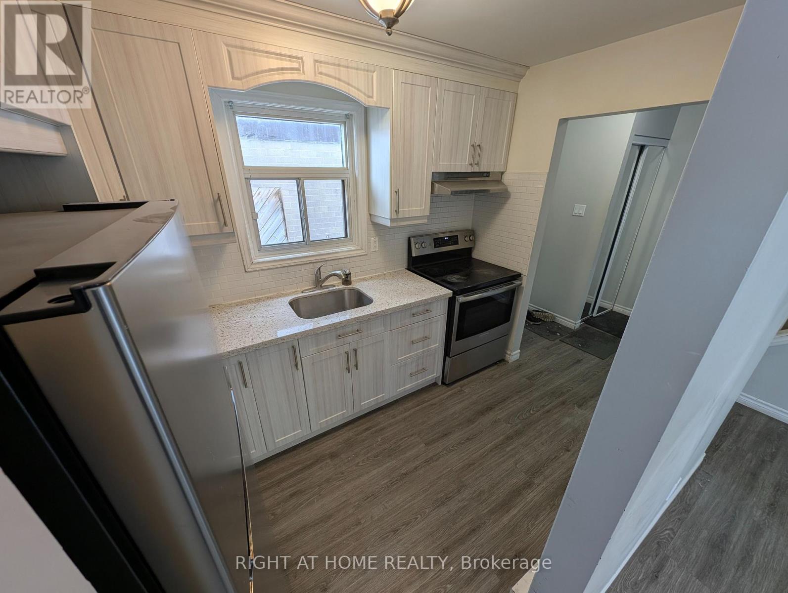 12 Hoskins Square, Brampton, Ontario  L6S 2N6 - Photo 3 - W12700862