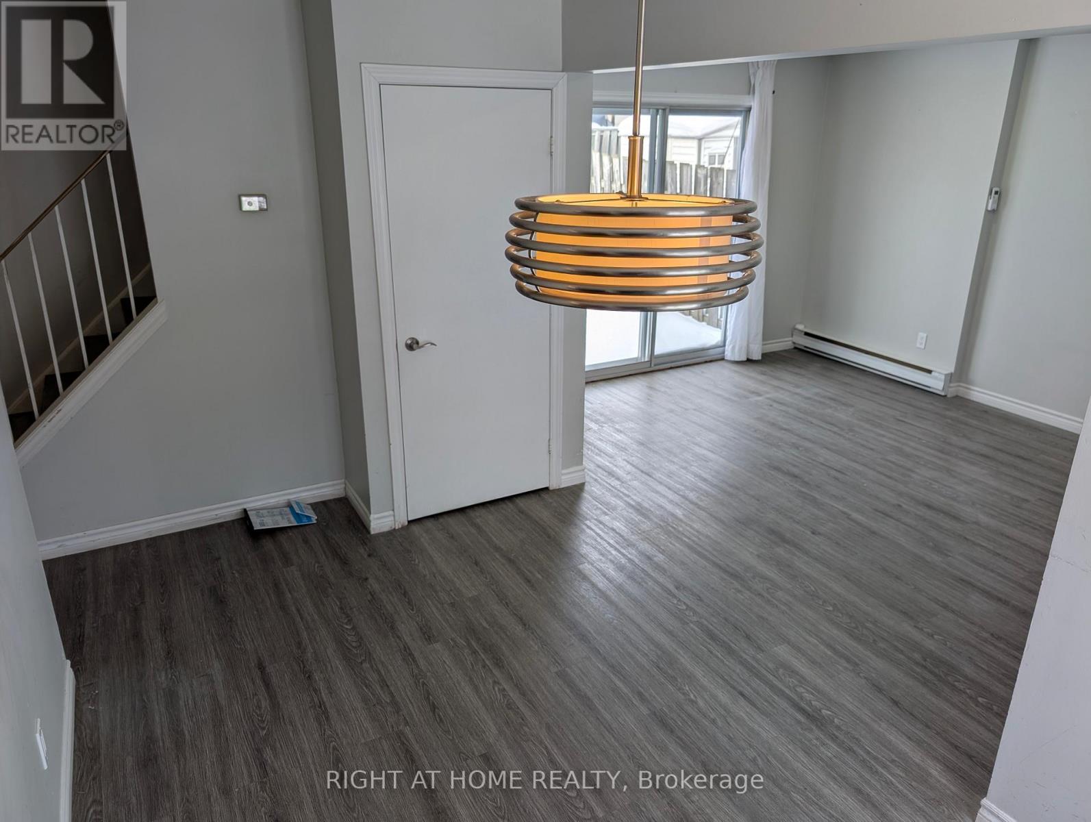 12 Hoskins Square, Brampton, Ontario  L6S 2N6 - Photo 5 - W12700862