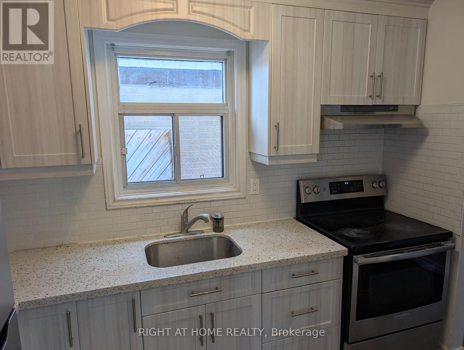 12 Hoskins Square, Brampton, Ontario  L6S 2N6 - Photo 2 - W12700862