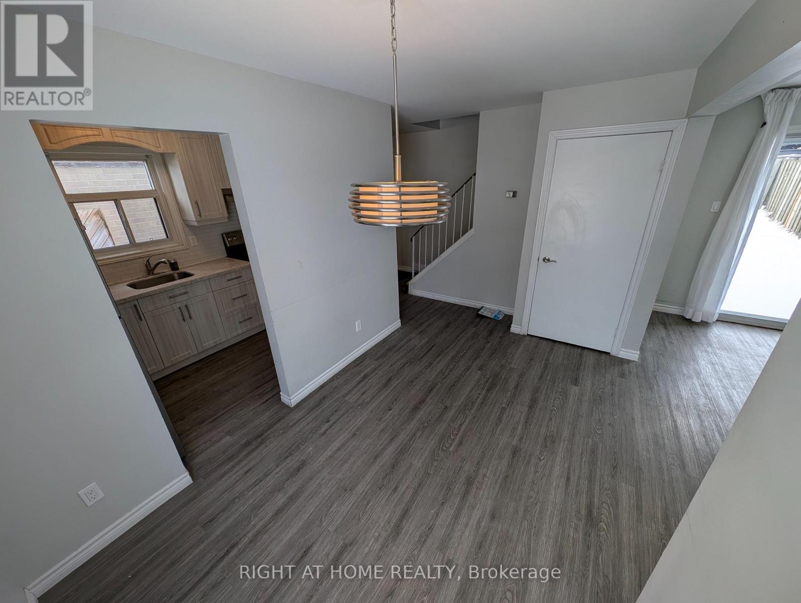 12 Hoskins Square, Brampton, Ontario  L6S 2N6 - Photo 6 - W12700862