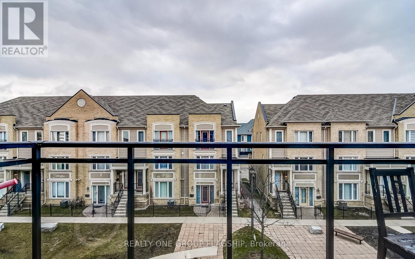 60 Fairwood Circle, Brampton, Ontario  L6R 0Y6 - Photo 12 - W12745202