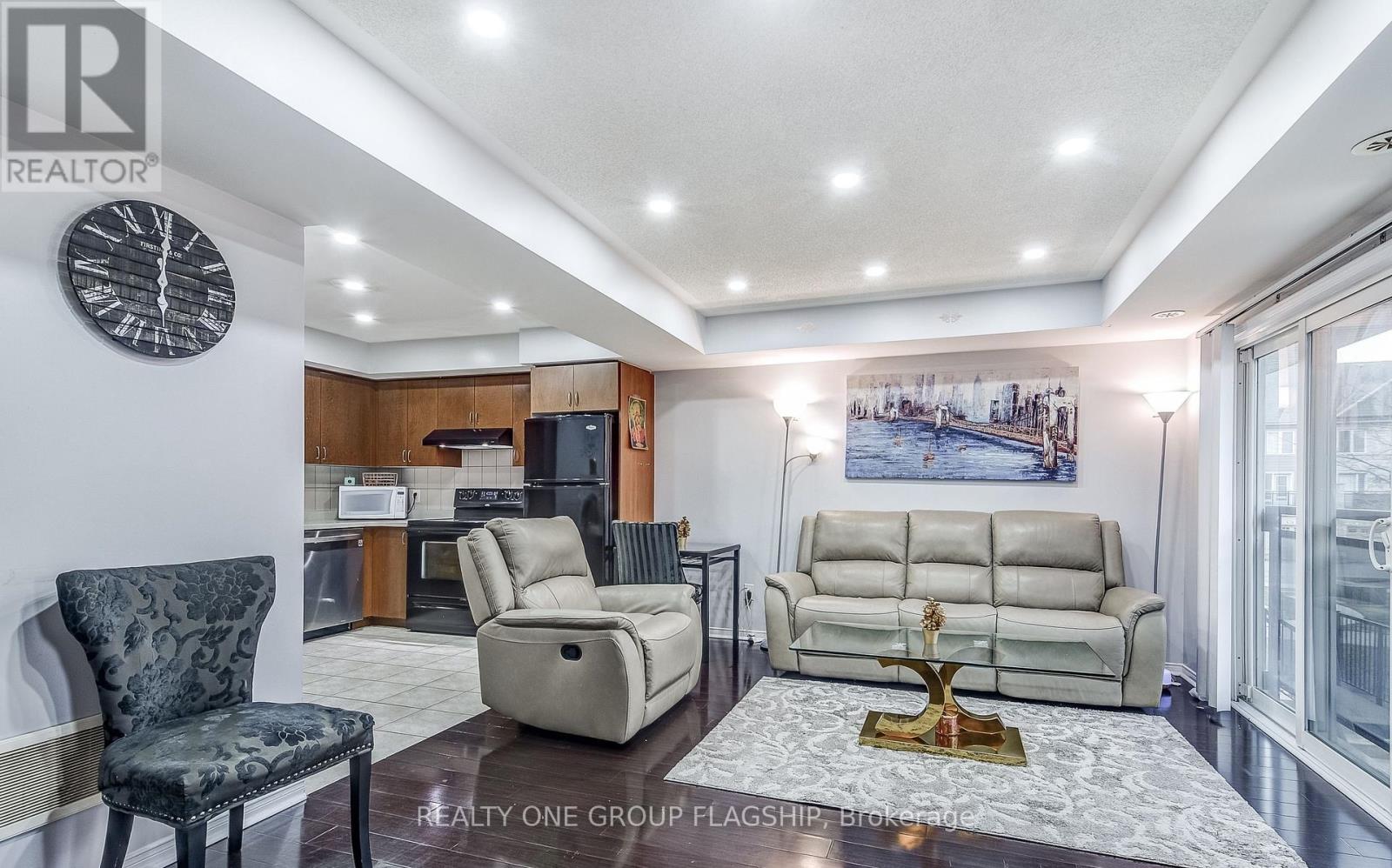 60 Fairwood Circle, Brampton, Ontario  L6R 0Y6 - Photo 2 - W12745202