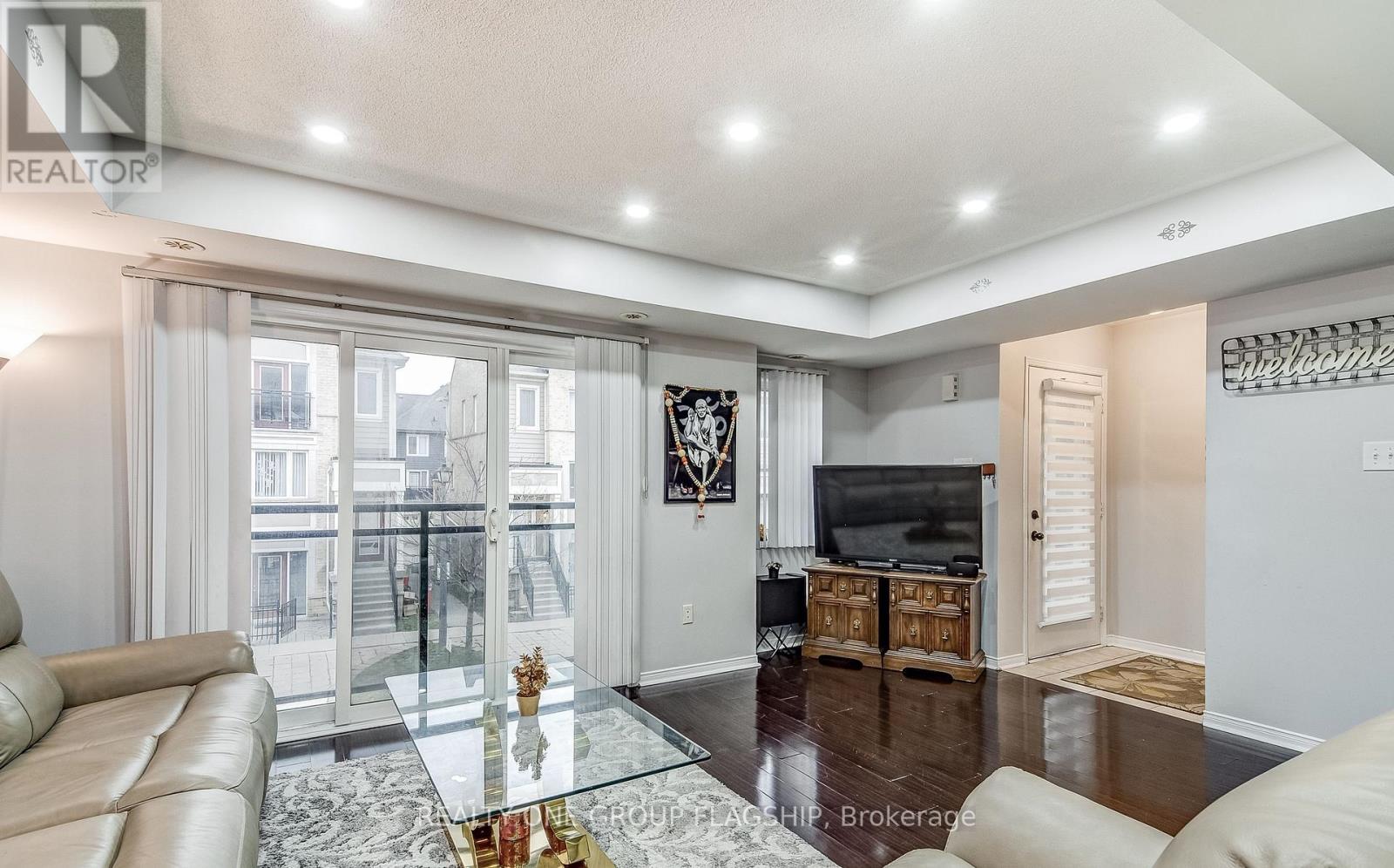 60 Fairwood Circle, Brampton, Ontario  L6R 0Y6 - Photo 3 - W12745202