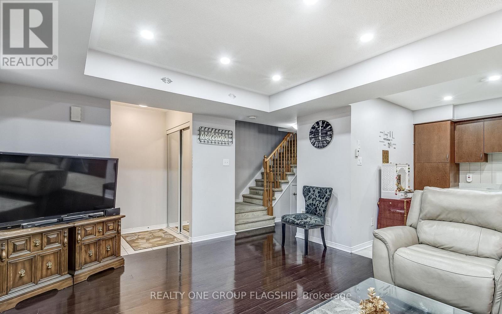 60 Fairwood Circle, Brampton, Ontario  L6R 0Y6 - Photo 4 - W12745202