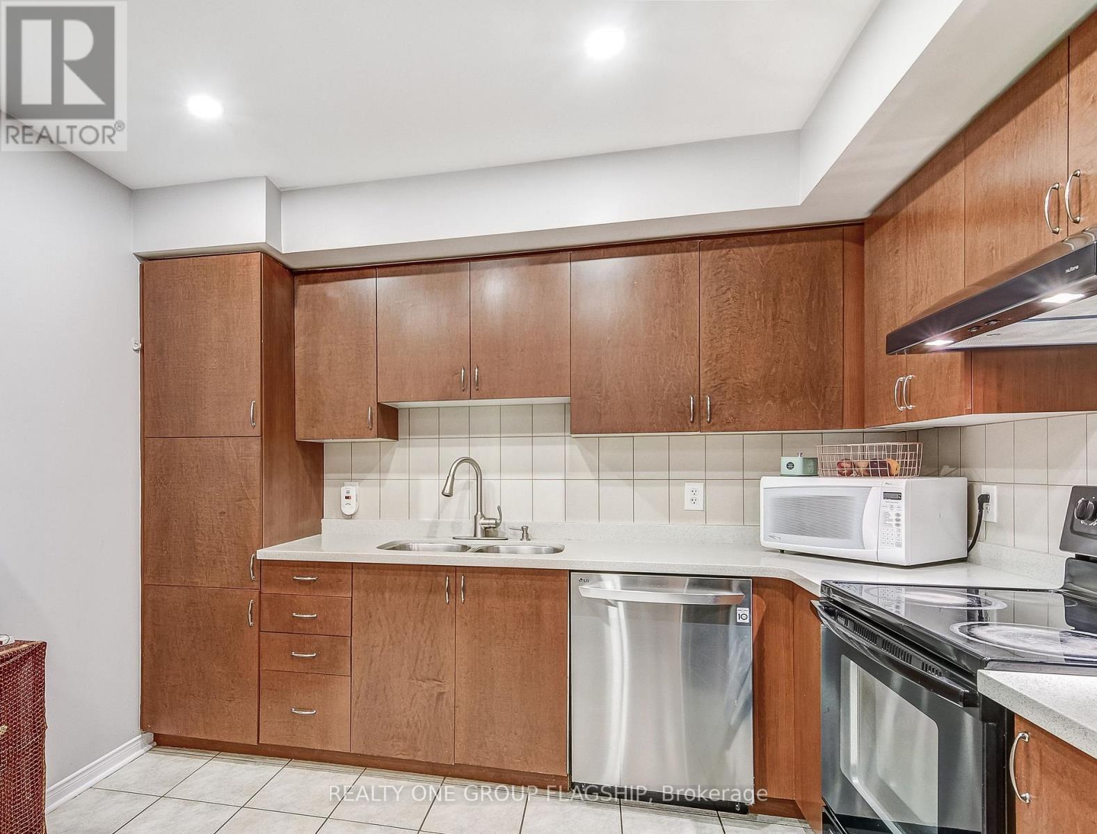 60 Fairwood Circle, Brampton, Ontario  L6R 0Y6 - Photo 5 - W12745202