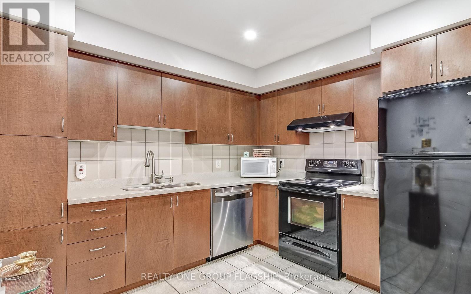 60 Fairwood Circle, Brampton, Ontario  L6R 0Y6 - Photo 6 - W12745202