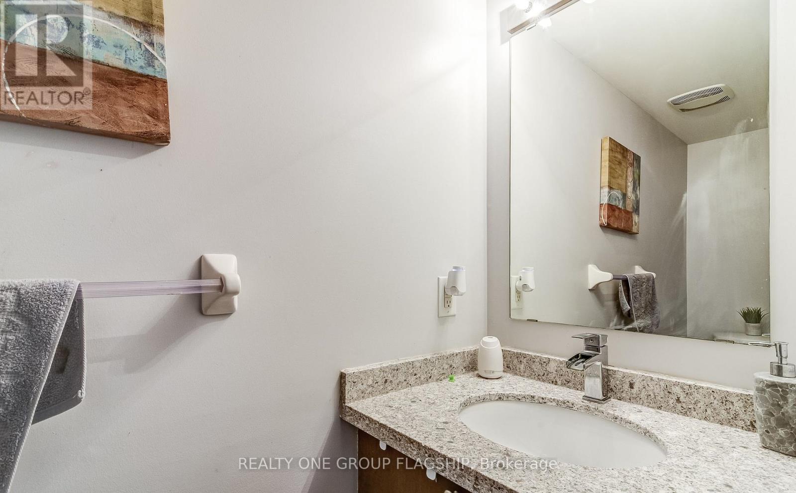 60 Fairwood Circle, Brampton, Ontario  L6R 0Y6 - Photo 7 - W12745202