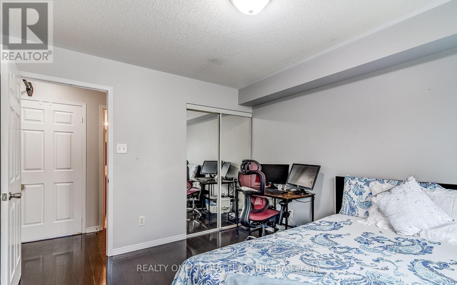 60 Fairwood Circle, Brampton, Ontario  L6R 0Y6 - Photo 9 - W12745202