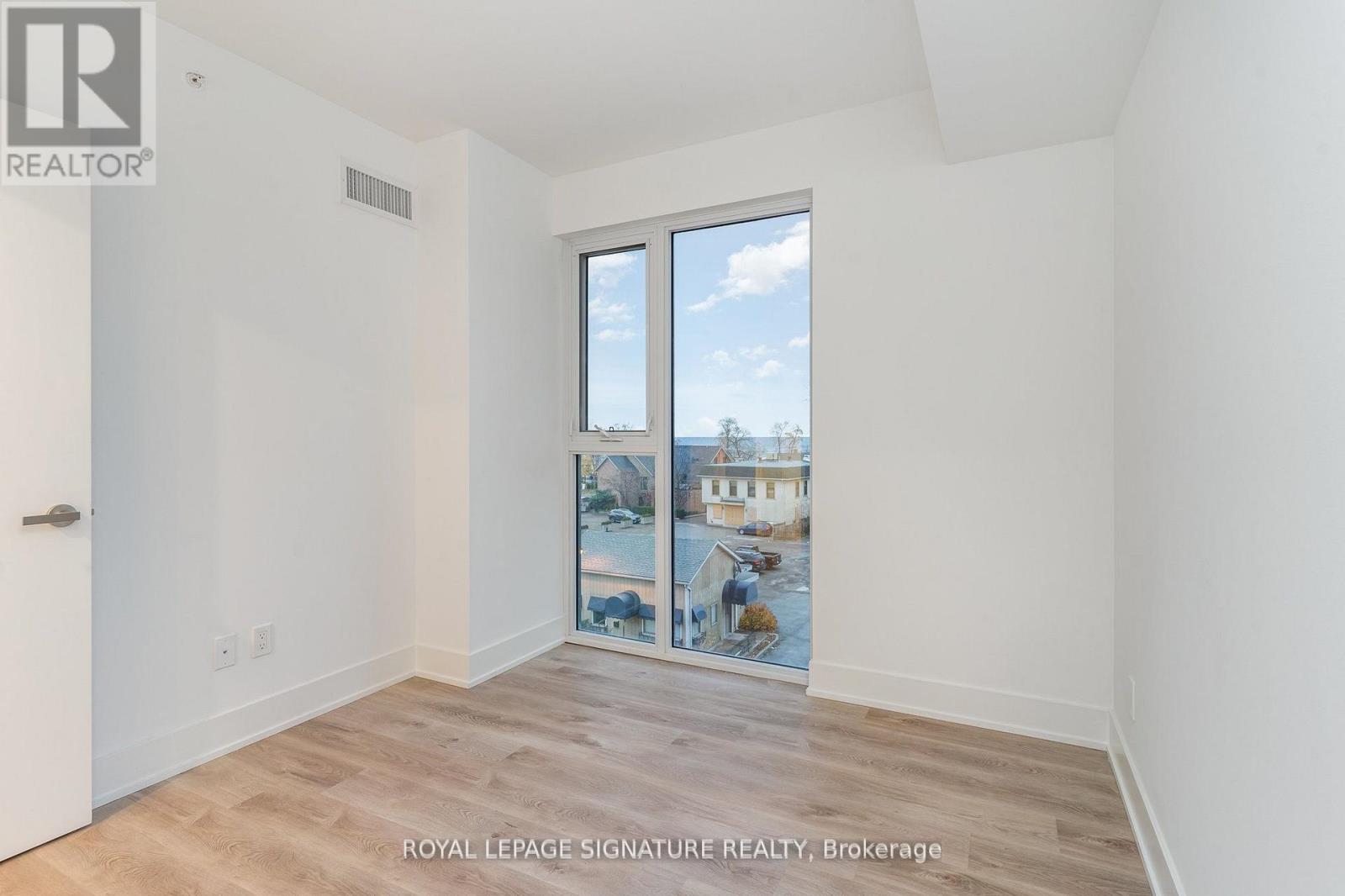 304 - 370 Martha Street, Burlington, Ontario  L7R 0G9 - Photo 2 - W12745220