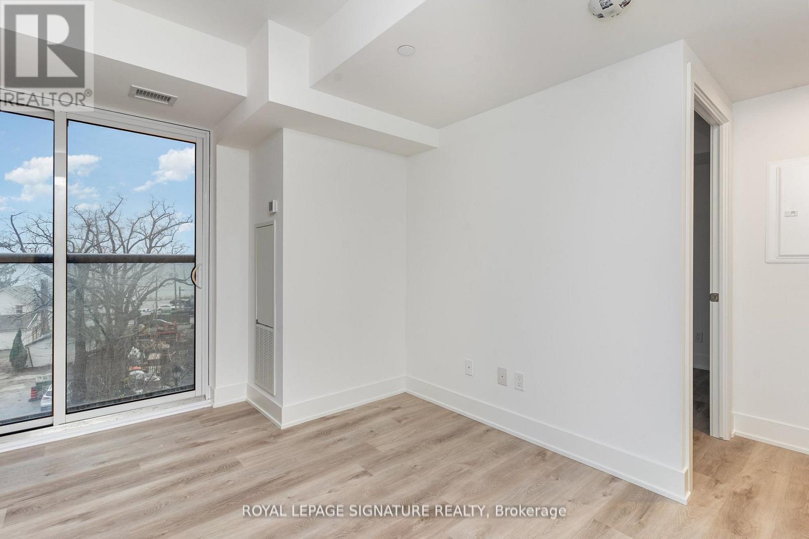 304 - 370 Martha Street, Burlington, Ontario  L7R 0G9 - Photo 3 - W12745220