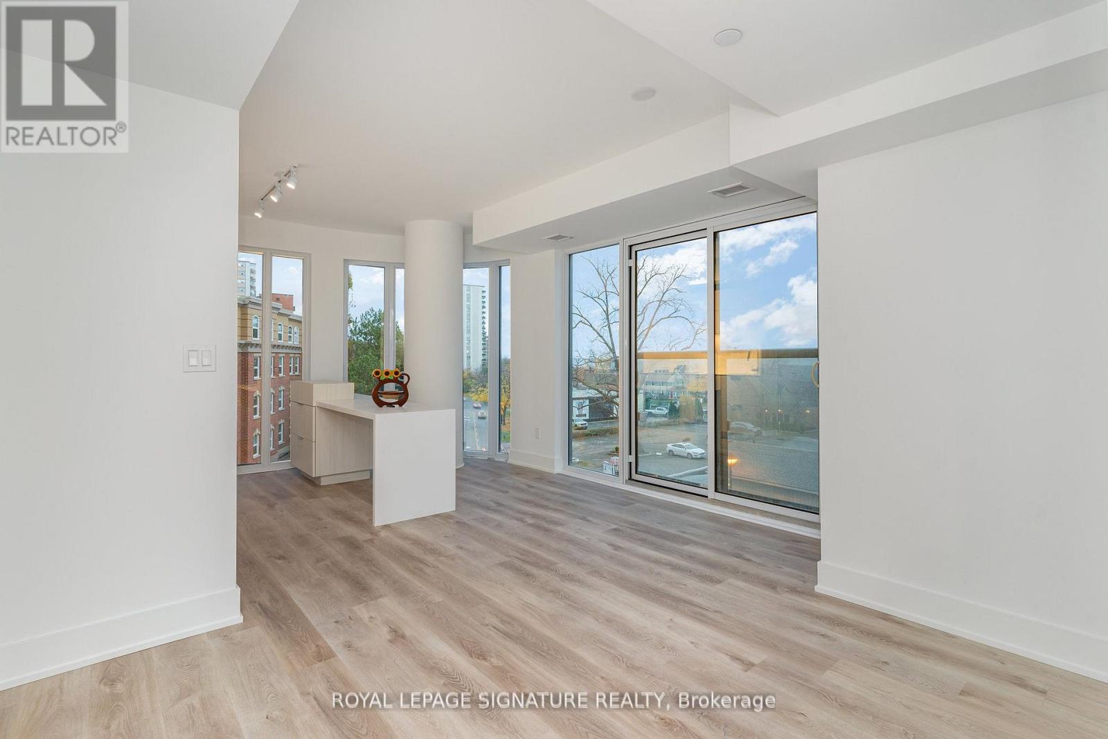 304 - 370 Martha Street, Burlington, Ontario  L7R 0G9 - Photo 5 - W12745220