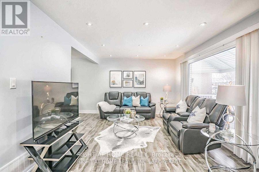 12 Deloraine Drive, Brampton, Ontario  L6T 1T4 - Photo 4 - W12745228