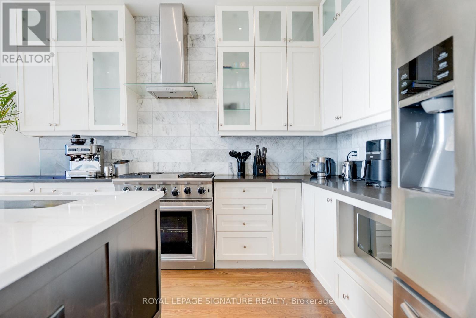 119b Hillside Avenue, Toronto, Ontario  M8V 1T3 - Photo 11 - W12740934