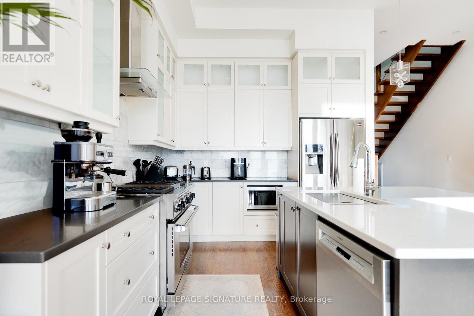 119b Hillside Avenue, Toronto, Ontario  M8V 1T3 - Photo 12 - W12740934