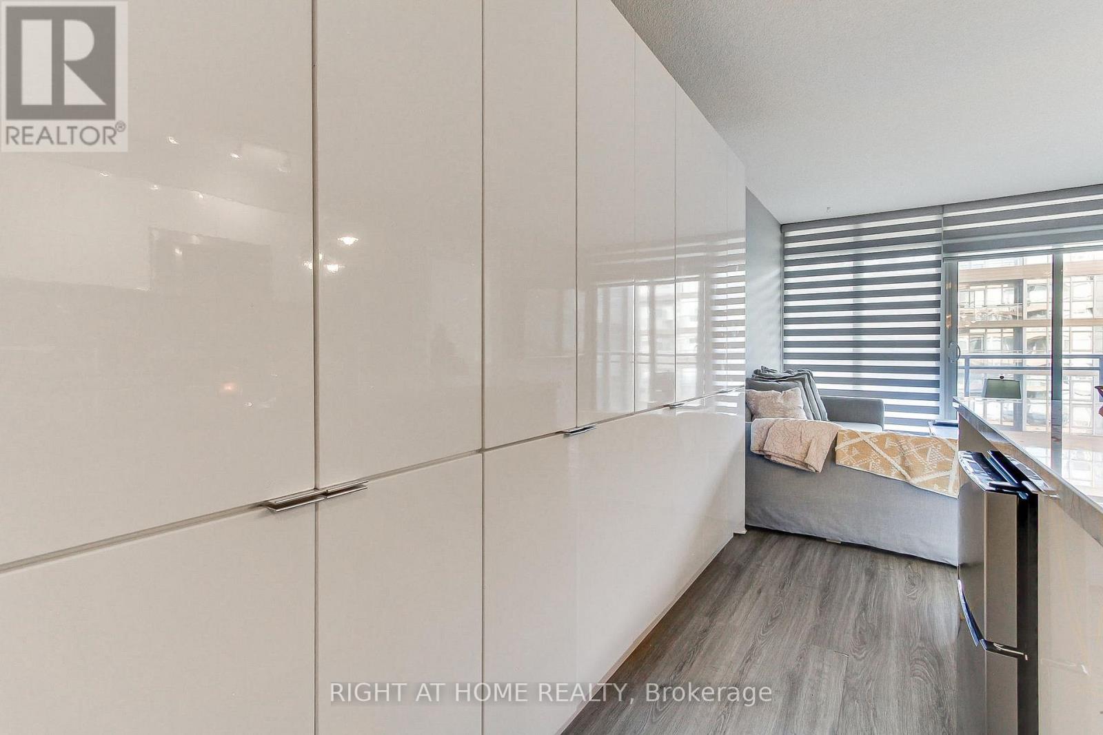 829 - 10 Capreol Court, Toronto, Ontario  M5V 4B3 - Photo 14 - C12745250