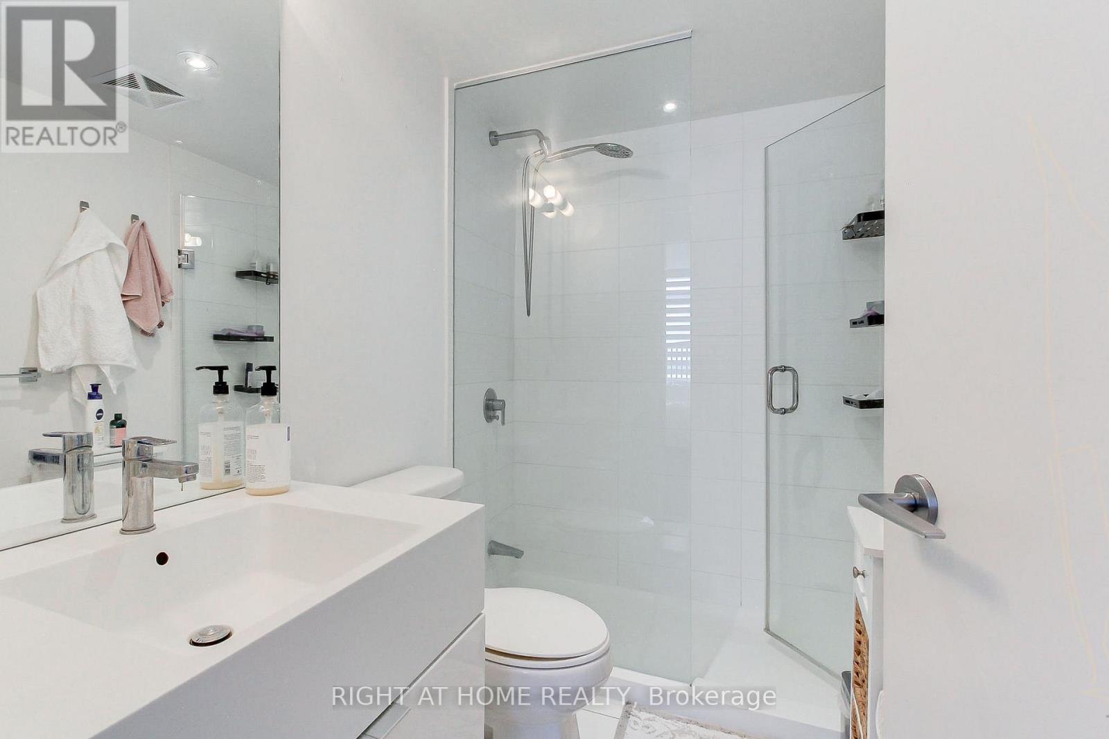 829 - 10 Capreol Court, Toronto, Ontario  M5V 4B3 - Photo 21 - C12745250