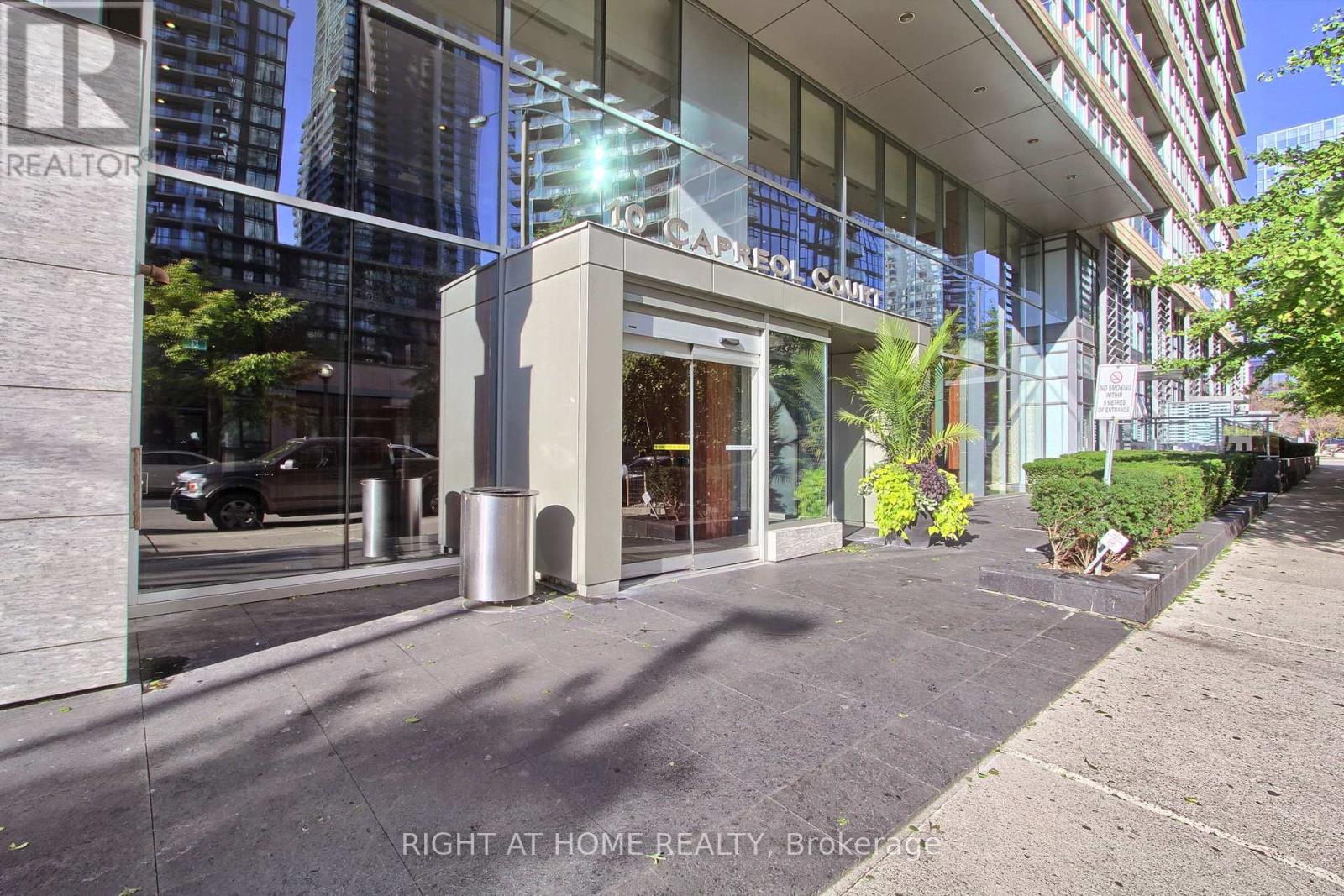 829 - 10 Capreol Court, Toronto, Ontario  M5V 4B3 - Photo 3 - C12745250