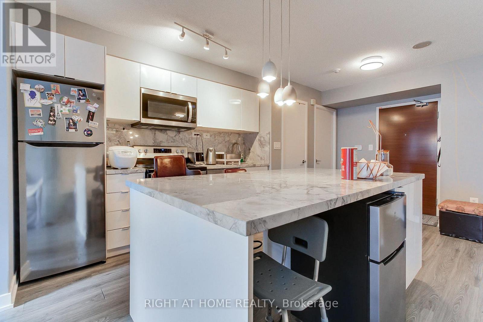 829 - 10 Capreol Court, Toronto, Ontario  M5V 4B3 - Photo 8 - C12745250