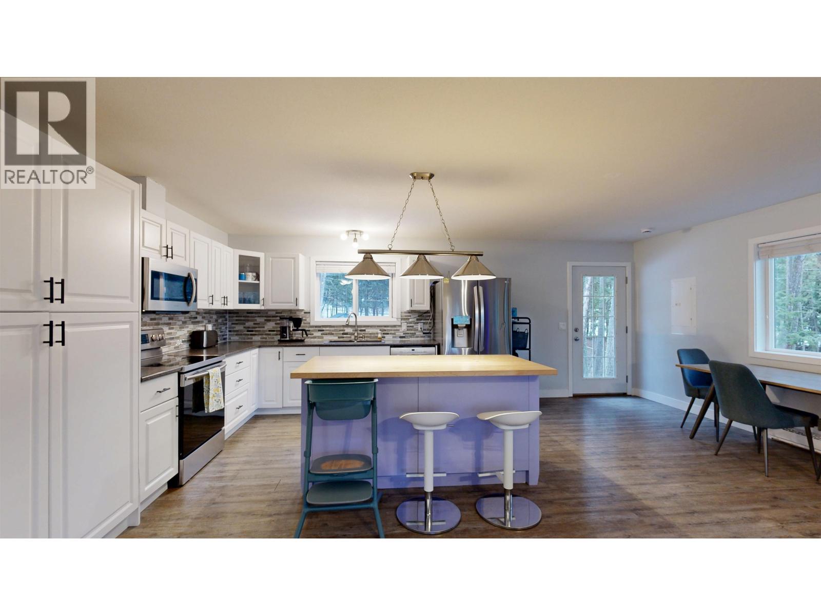 4887 Gloinnzun Crescent, 108 Mile Ranch, British Columbia  V0K 2Z0 - Photo 10 - R3085117