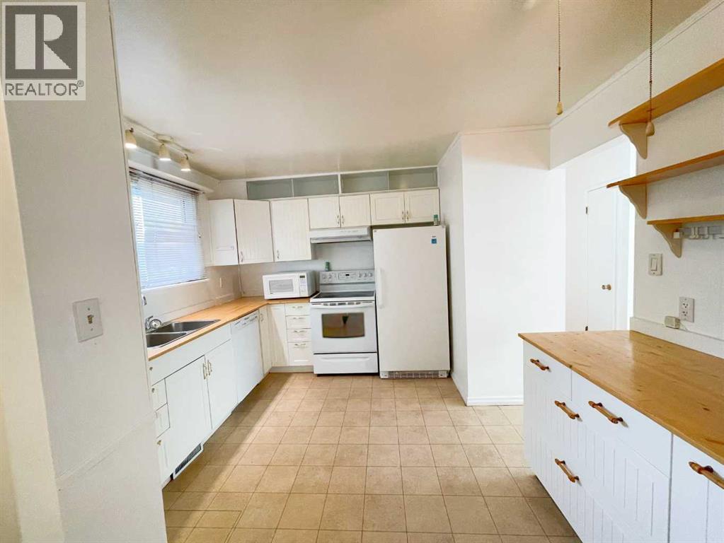 404 Whitney Street, Carmangay, Alberta  T0L 0N0 - Photo 7 - A2278317