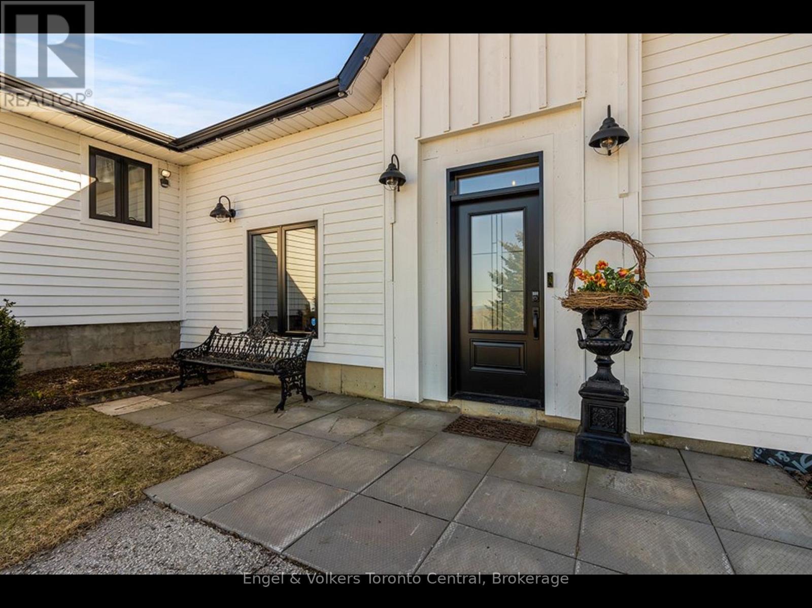 9263 91 County Road, Clearview, Ontario  L0M 1H0 - Photo 3 - S12745154
