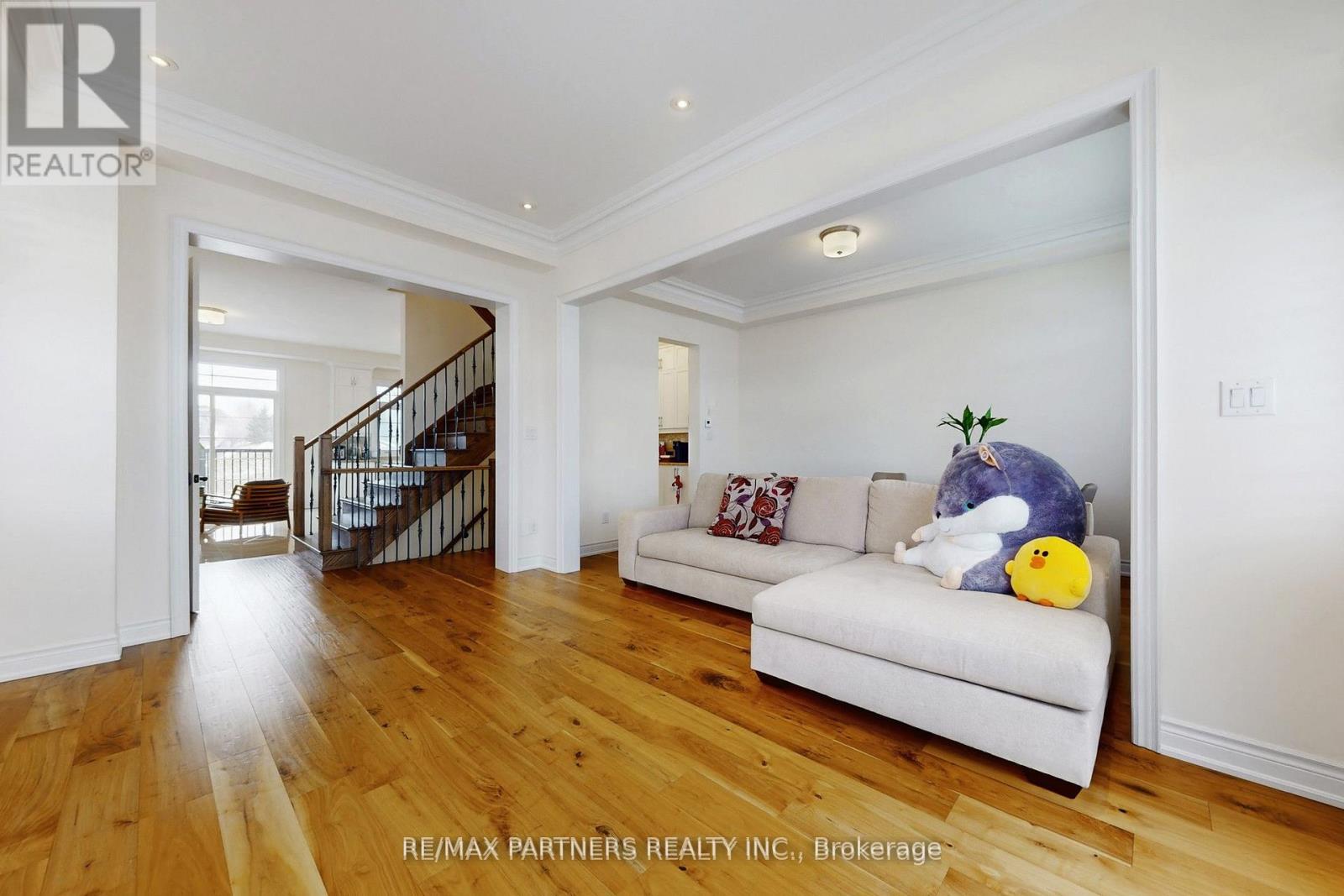 26 Island Green Lane, Markham, Ontario  L6C 0Y7 - Photo 5 - N12745360