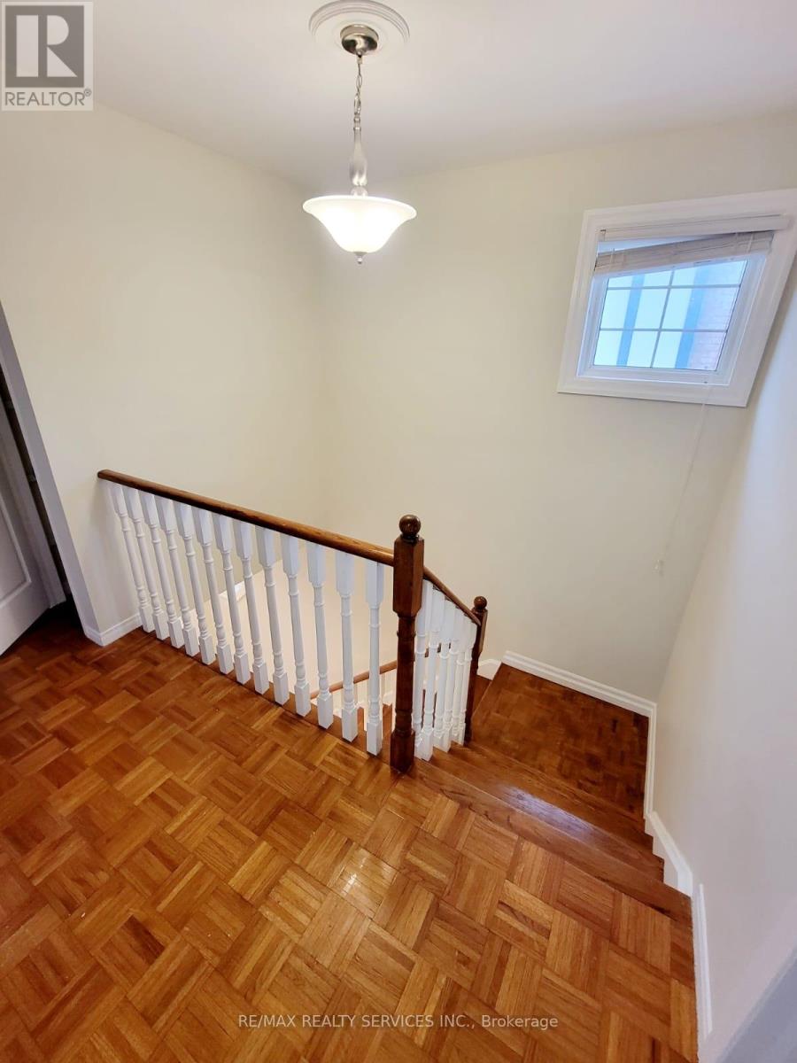 Upper Portion - 15 Chipmunk Crescent, Brampton, Ontario  L6R 1B8 - Photo 10 - W12745372