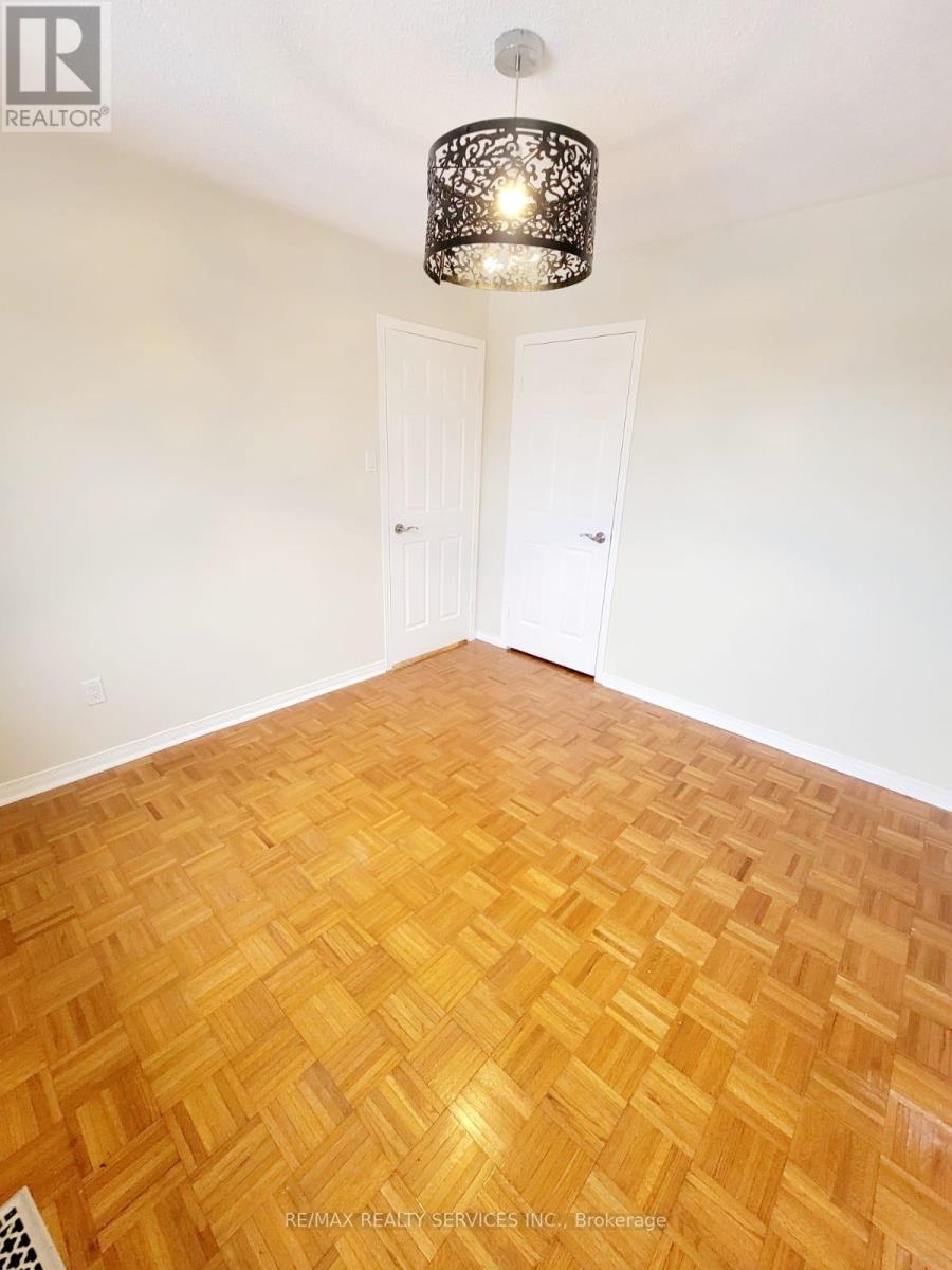 Upper Portion - 15 Chipmunk Crescent, Brampton, Ontario  L6R 1B8 - Photo 15 - W12745372