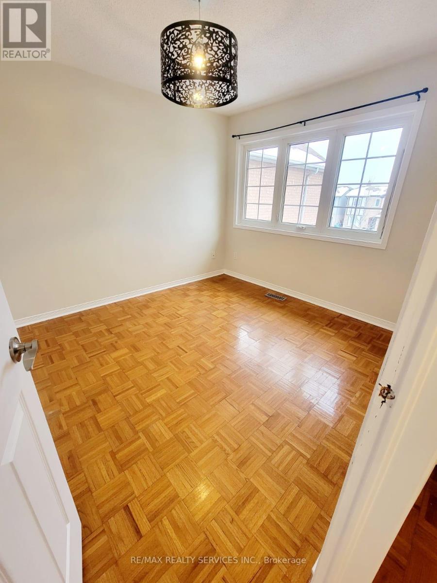 Upper Portion - 15 Chipmunk Crescent, Brampton, Ontario  L6R 1B8 - Photo 16 - W12745372