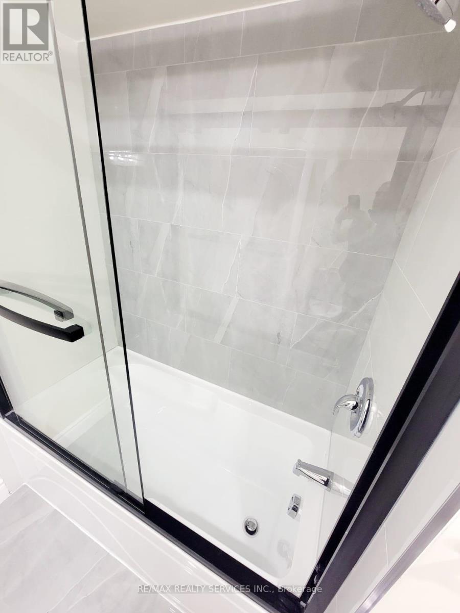 Upper Portion - 15 Chipmunk Crescent, Brampton, Ontario  L6R 1B8 - Photo 21 - W12745372