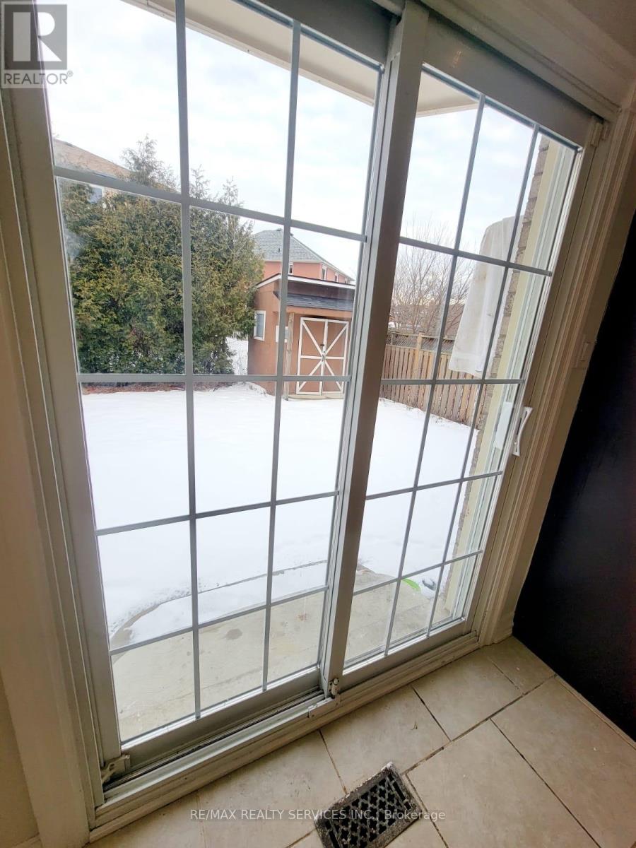 Upper Portion - 15 Chipmunk Crescent, Brampton, Ontario  L6R 1B8 - Photo 24 - W12745372