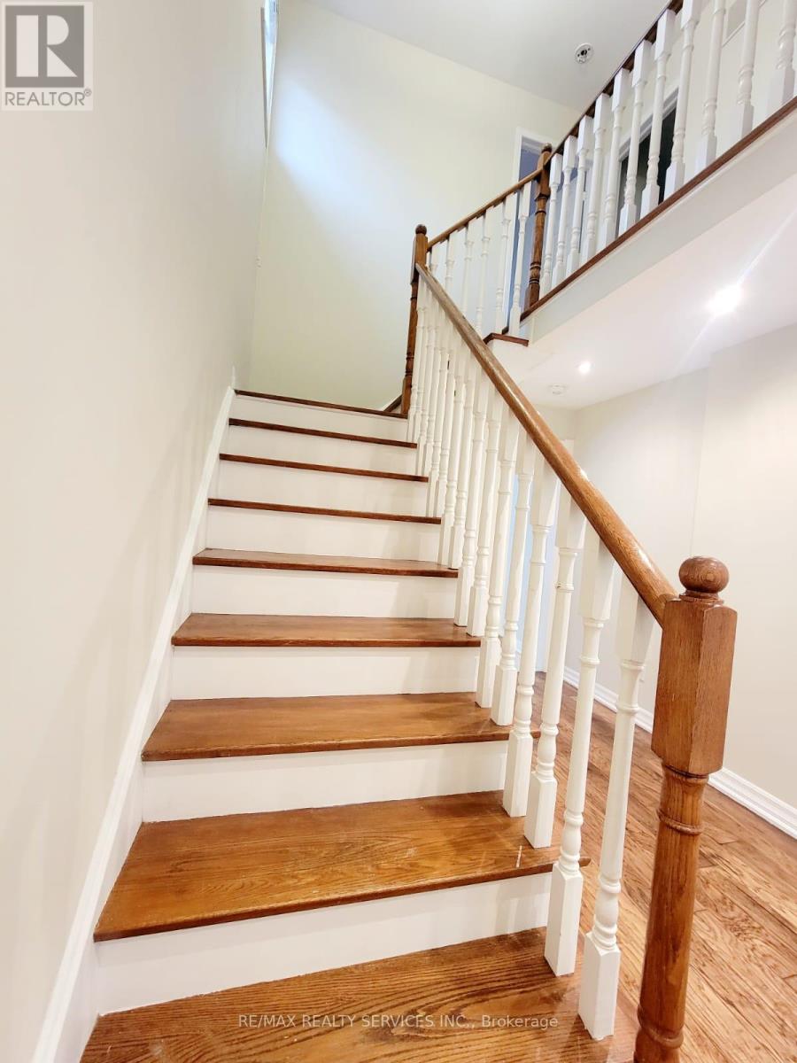 Upper Portion - 15 Chipmunk Crescent, Brampton, Ontario  L6R 1B8 - Photo 5 - W12745372