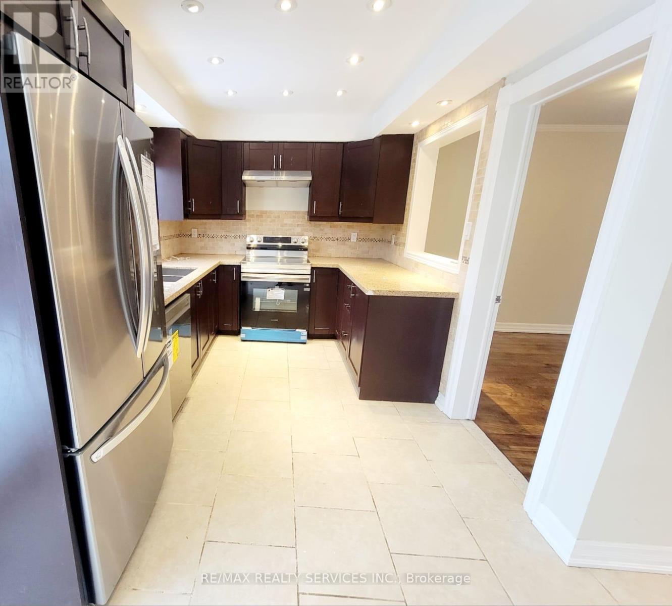 Upper Portion - 15 Chipmunk Crescent, Brampton, Ontario  L6R 1B8 - Photo 6 - W12745372