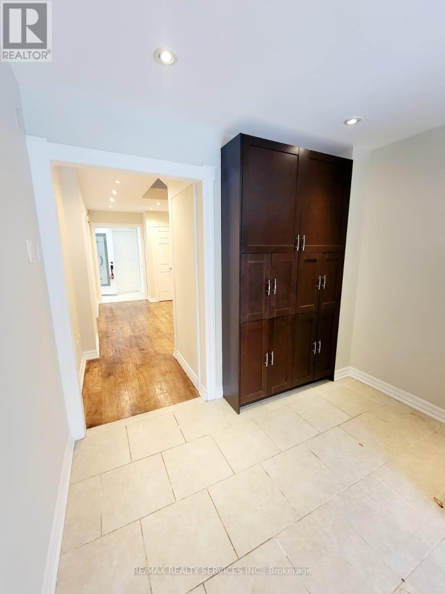 Upper Portion - 15 Chipmunk Crescent, Brampton, Ontario  L6R 1B8 - Photo 8 - W12745372