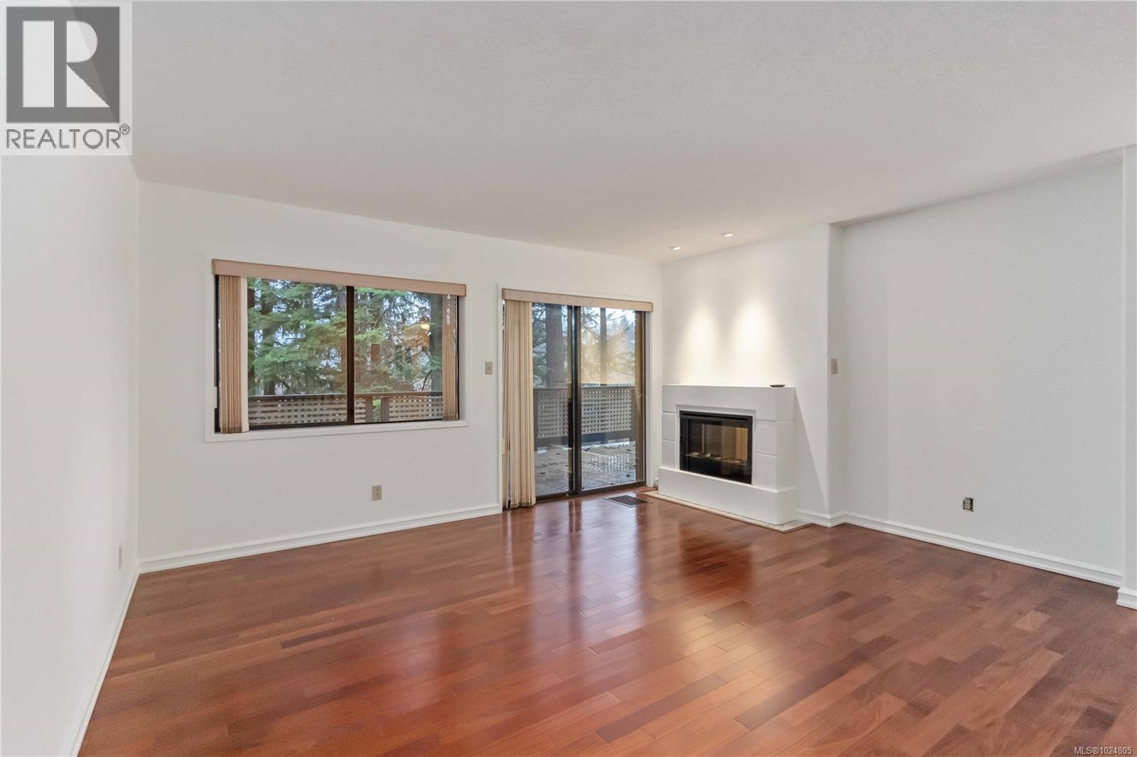 1 981 Fir Tree Glen, Saanich, British Columbia