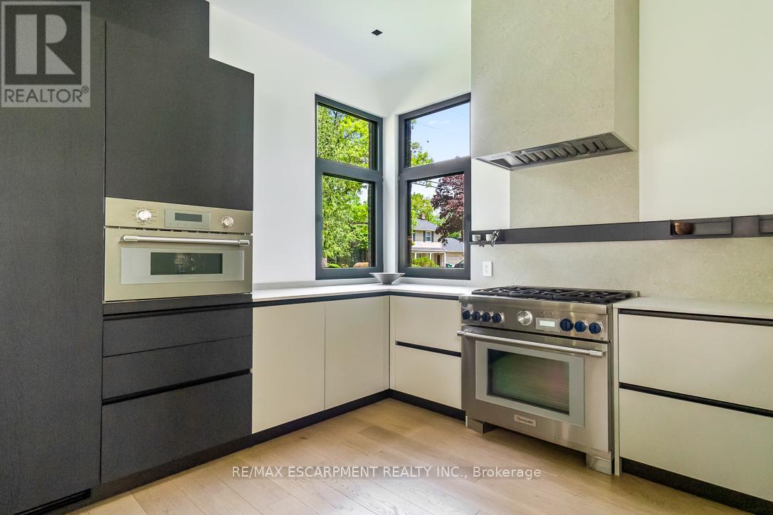 1308 Greenoaks Drive, Mississauga, Ontario  L5J 3A5 - Photo 10 - W12745430