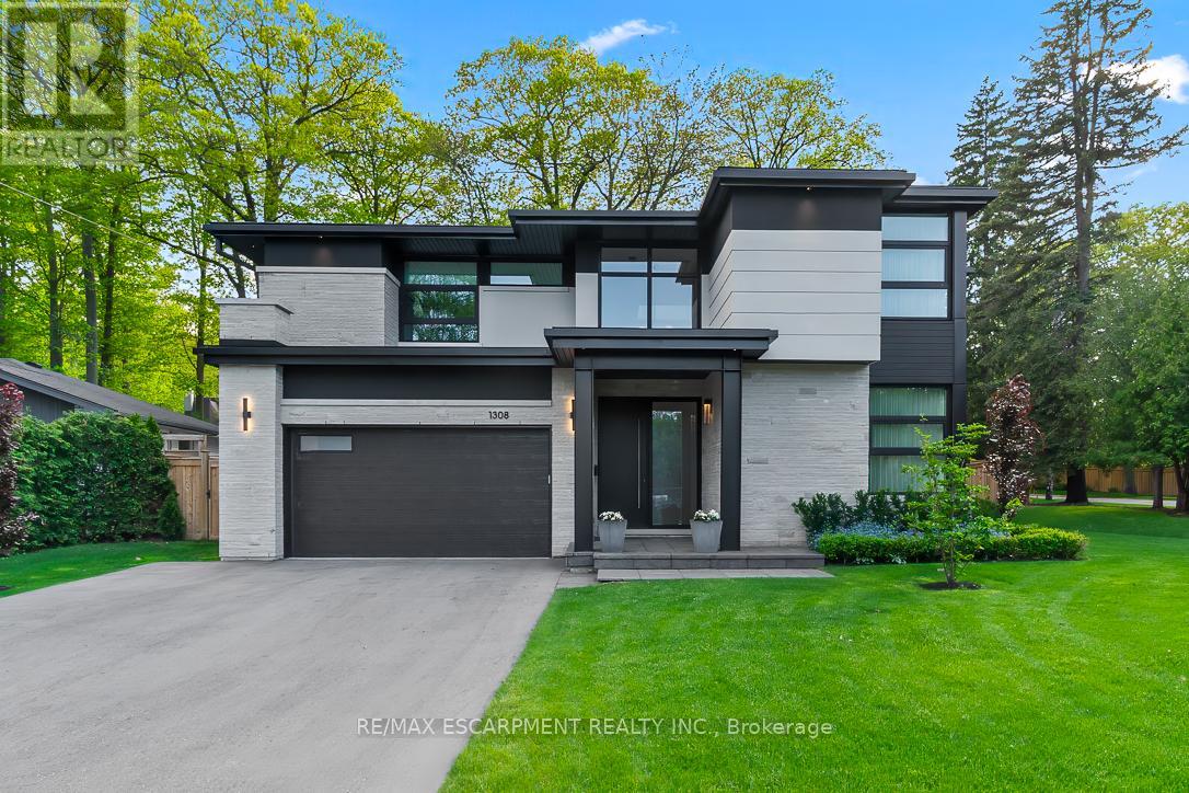 1308 Greenoaks Drive, Mississauga, Ontario  L5J 3A5 - Photo 2 - W12745430