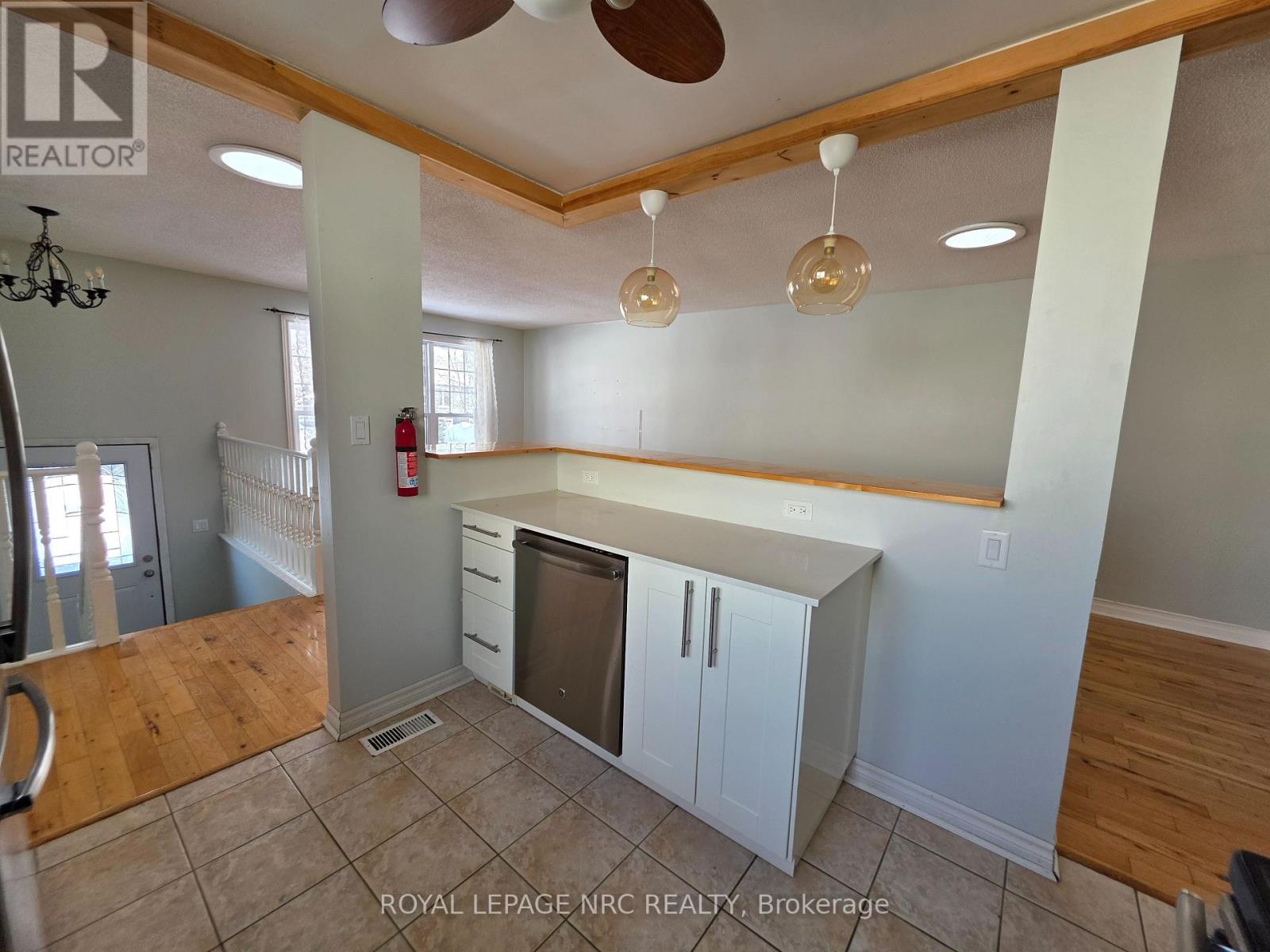 Upper - 37 Fox Trail Drive, St. Catharines, Ontario  L2S 3T7 - Photo 10 - X12707180