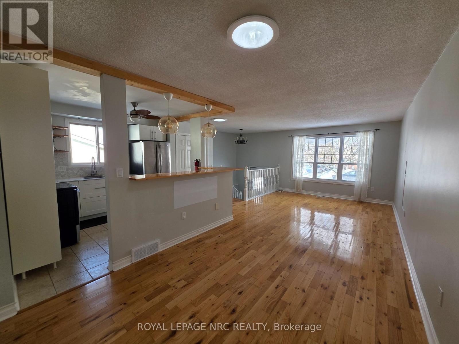 Upper - 37 Fox Trail Drive, St. Catharines, Ontario  L2S 3T7 - Photo 2 - X12707180