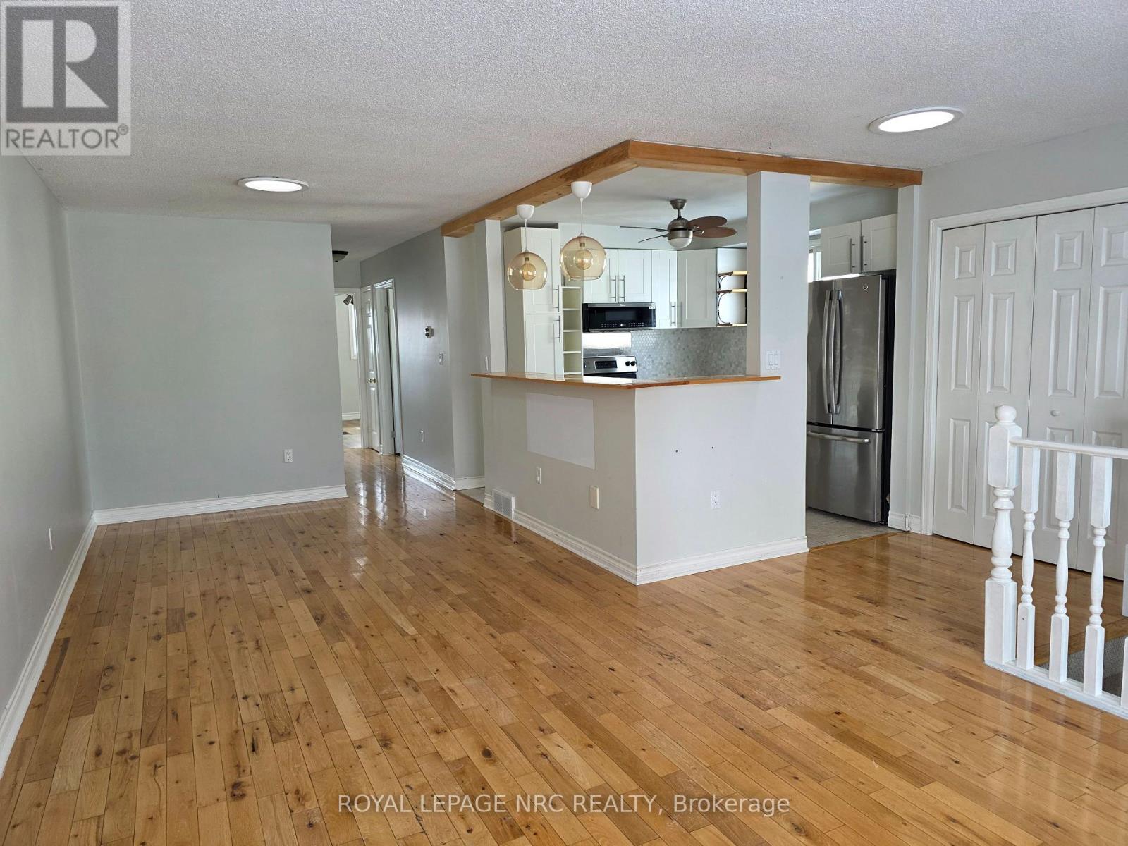 Upper - 37 Fox Trail Drive, St. Catharines, Ontario  L2S 3T7 - Photo 4 - X12707180